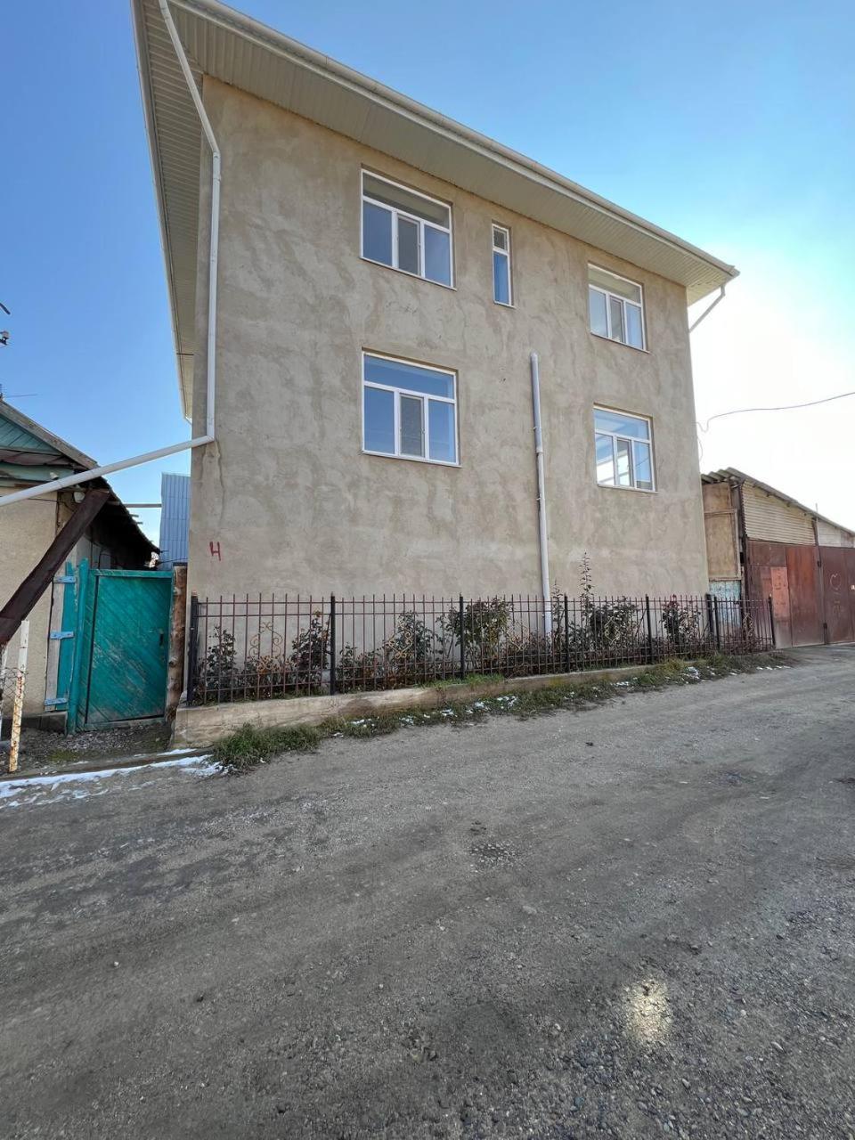 Emir Guest House In Karakol Extérieur photo