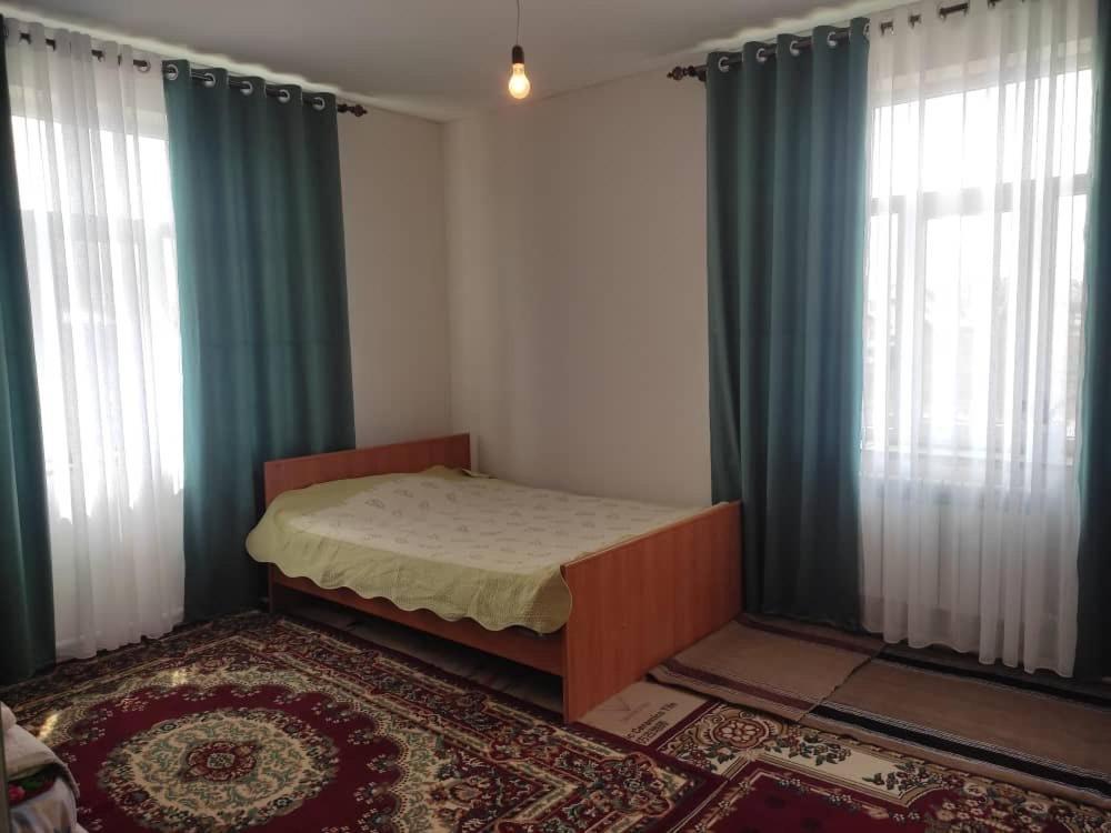 Emir Guest House In Karakol Extérieur photo
